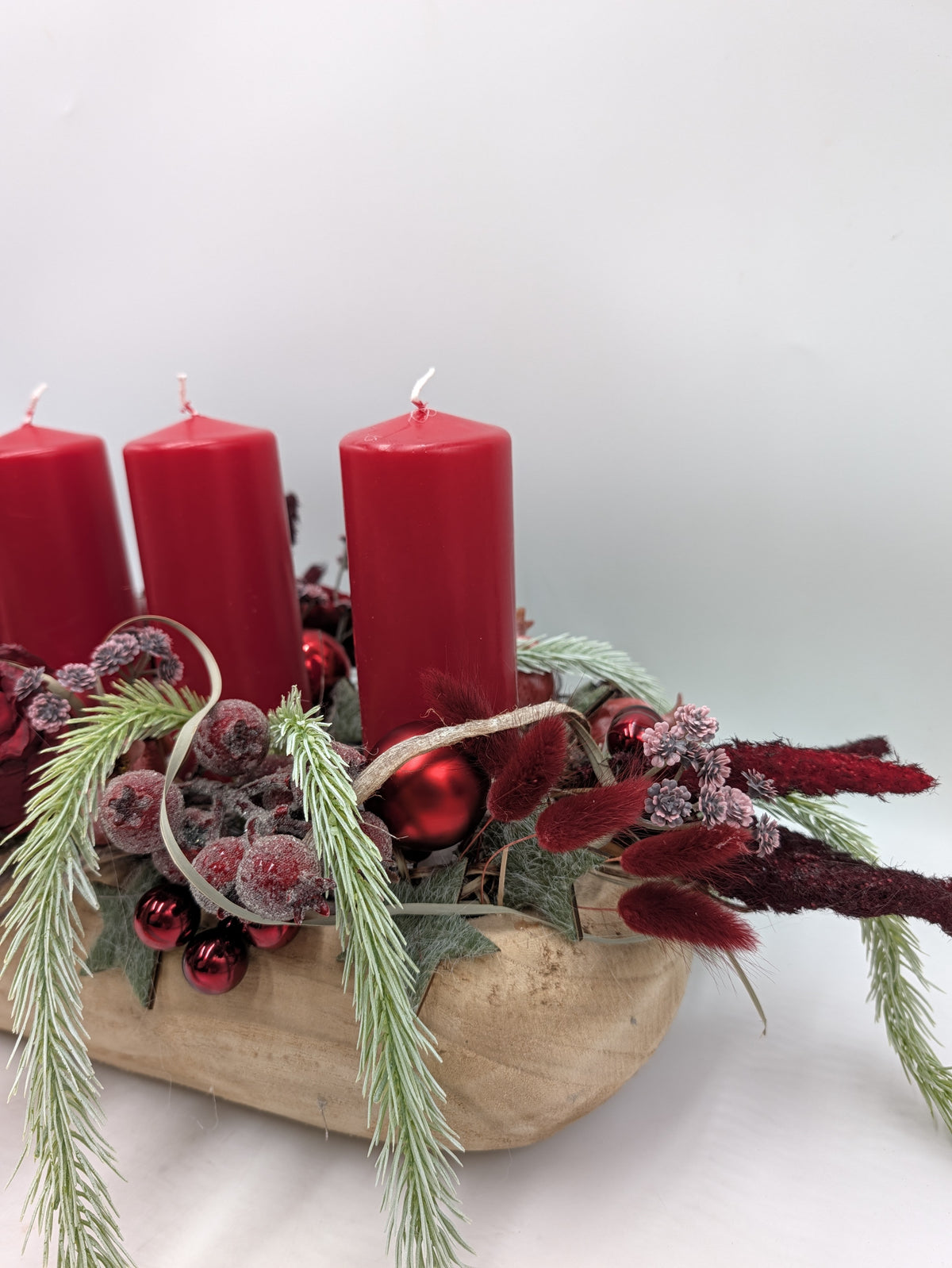 Adventsgesteck Holzschale Rosen Zapfen Beeren rot – Ansicht 6