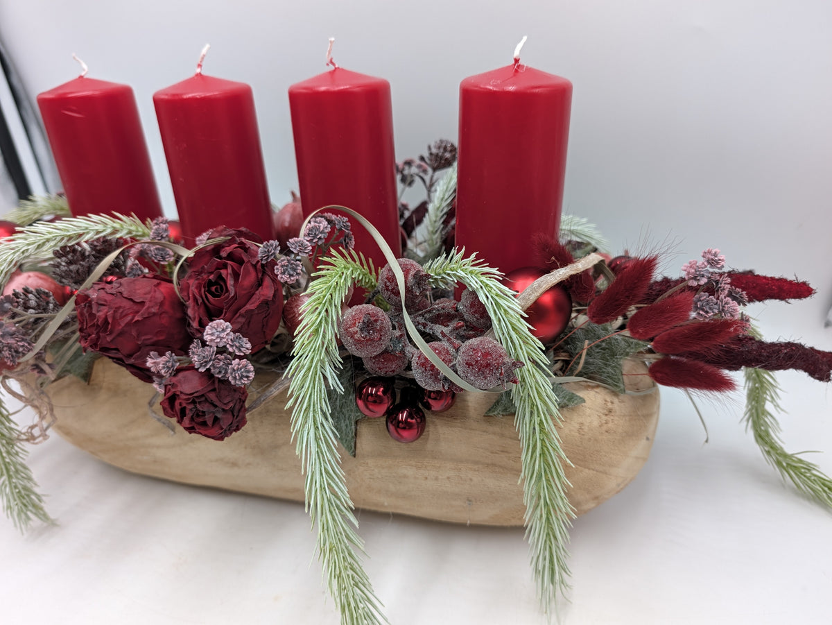 Adventsgesteck Holzschale Rosen Zapfen Beeren rot – Ansicht 7