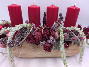 Adventsgesteck Holzschale Rosen Zapfen Beeren rot – Ansicht 8