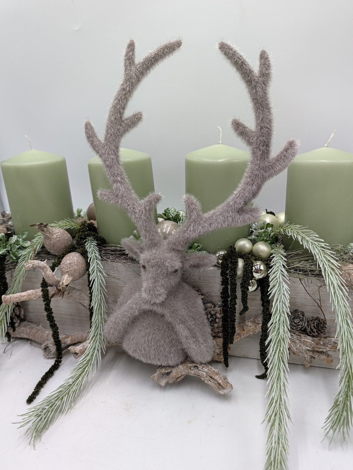 Adventsgesteck Hirsch Zapfen Kugeln mint grau – Ansicht 3