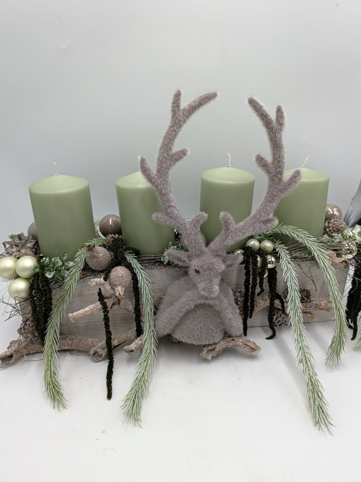Adventsgesteck Hirsch Zapfen Kugeln mint grau – Ansicht 5