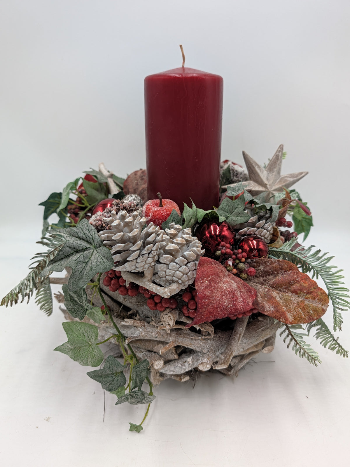 Adventsgesteck Kerze Zapfen Holzstern rot weiss – Ansicht 4