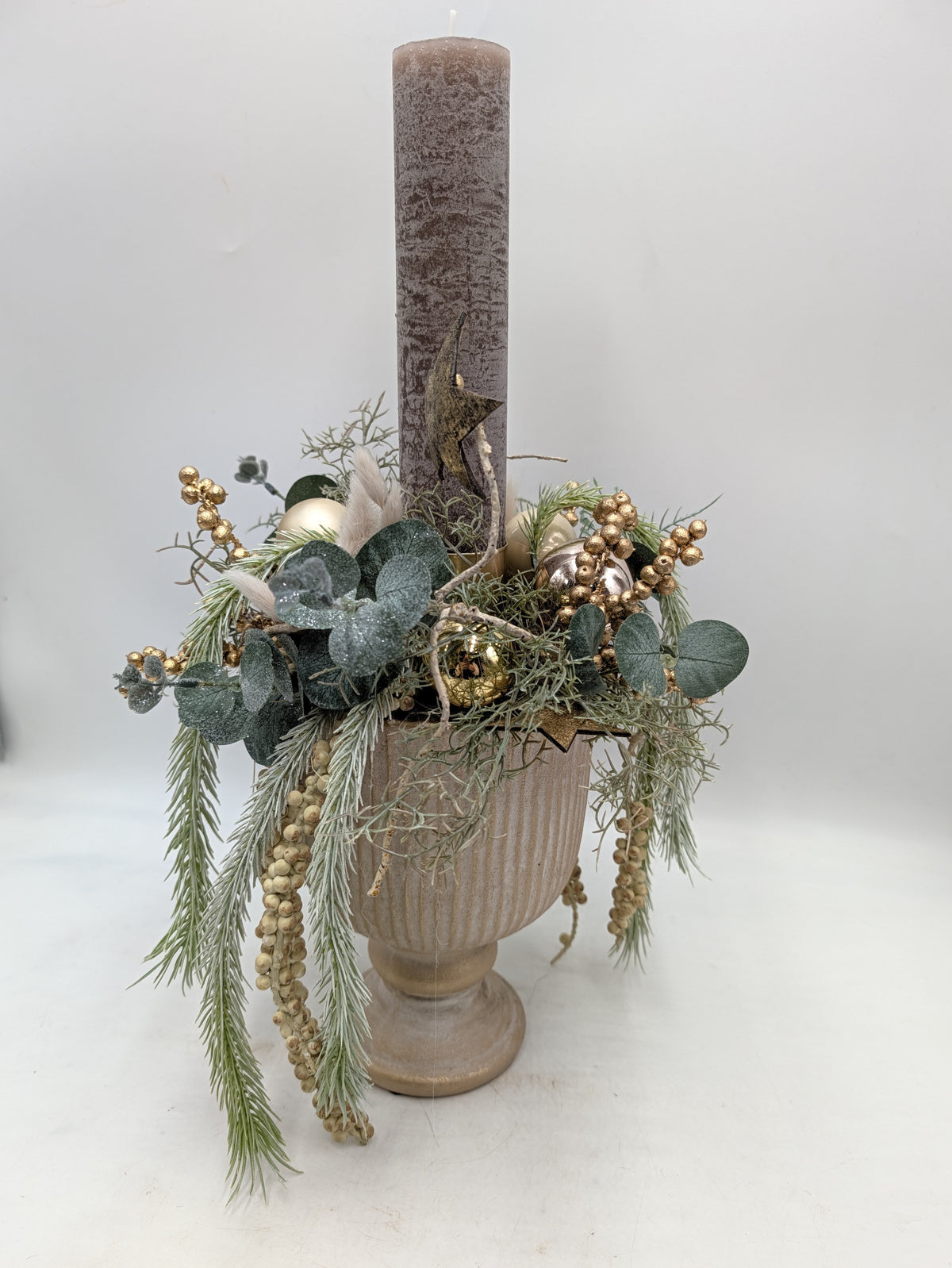 Weihnachtsgesteck Kerze Eukalyptus Kugeln creme gold – Ansicht 3