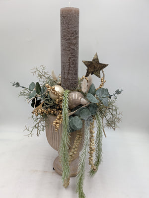 Weihnachtsgesteck Kerze Eukalyptus Kugeln creme gold – Ansicht 4