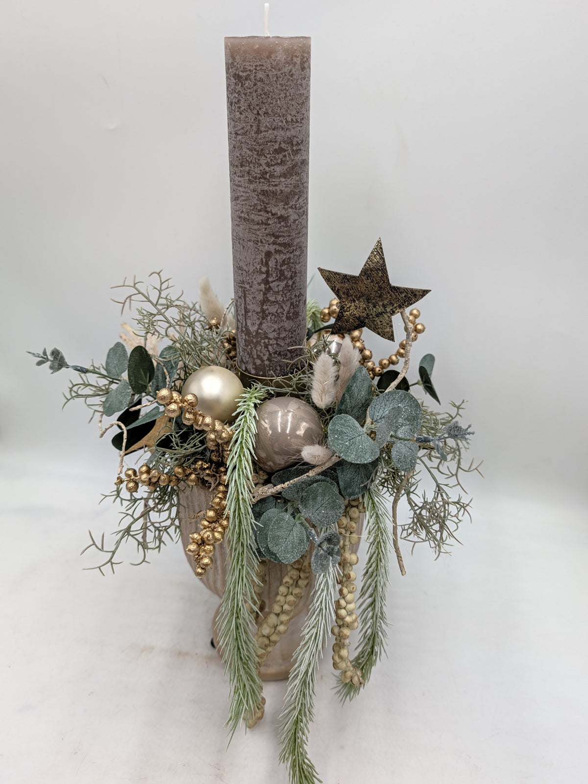 Weihnachtsgesteck Kerze Eukalyptus Kugeln creme gold – Ansicht 5