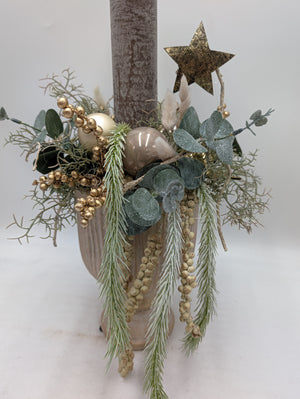 Weihnachtsgesteck Kerze Eukalyptus Kugeln creme gold – Ansicht 6