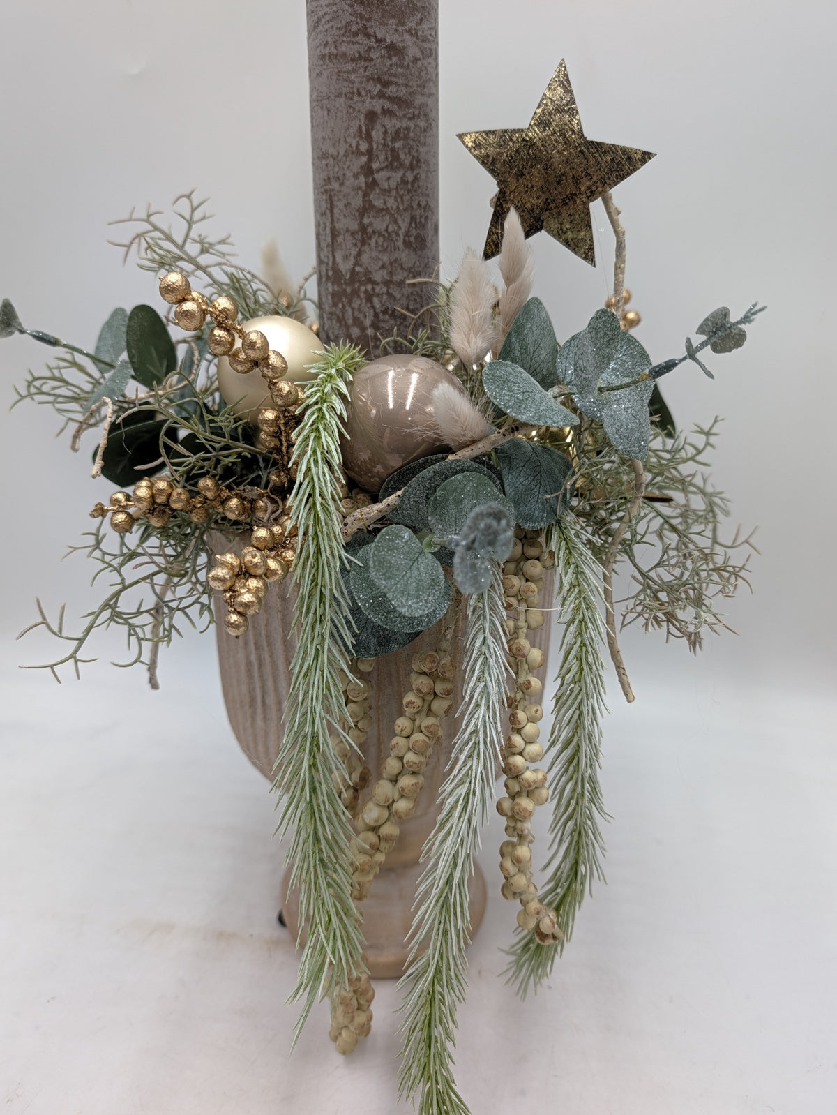 Weihnachtsgesteck Kerze Eukalyptus Kugeln creme gold – Ansicht 6