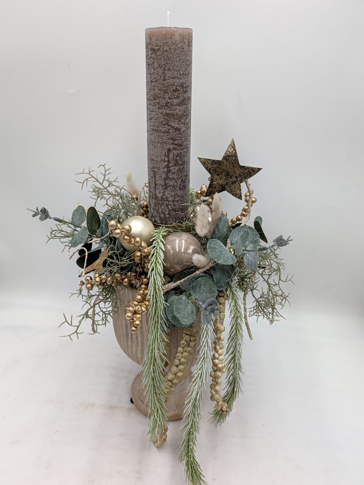 Weihnachtsgesteck Kerze Eukalyptus Kugeln creme gold – Ansicht 7