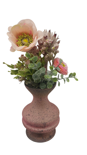 Frühlingsgesteck mit rosa Anemone, pinker Bellis und Eukalyptus in altrosa Vase mit Standfuß