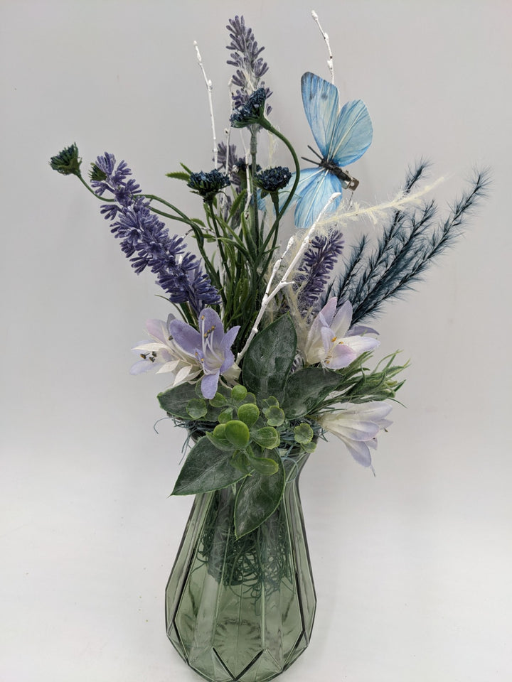 Tischgesteck Sommergesteck Schmetterling Lavendel Blätter Gräser lila blau