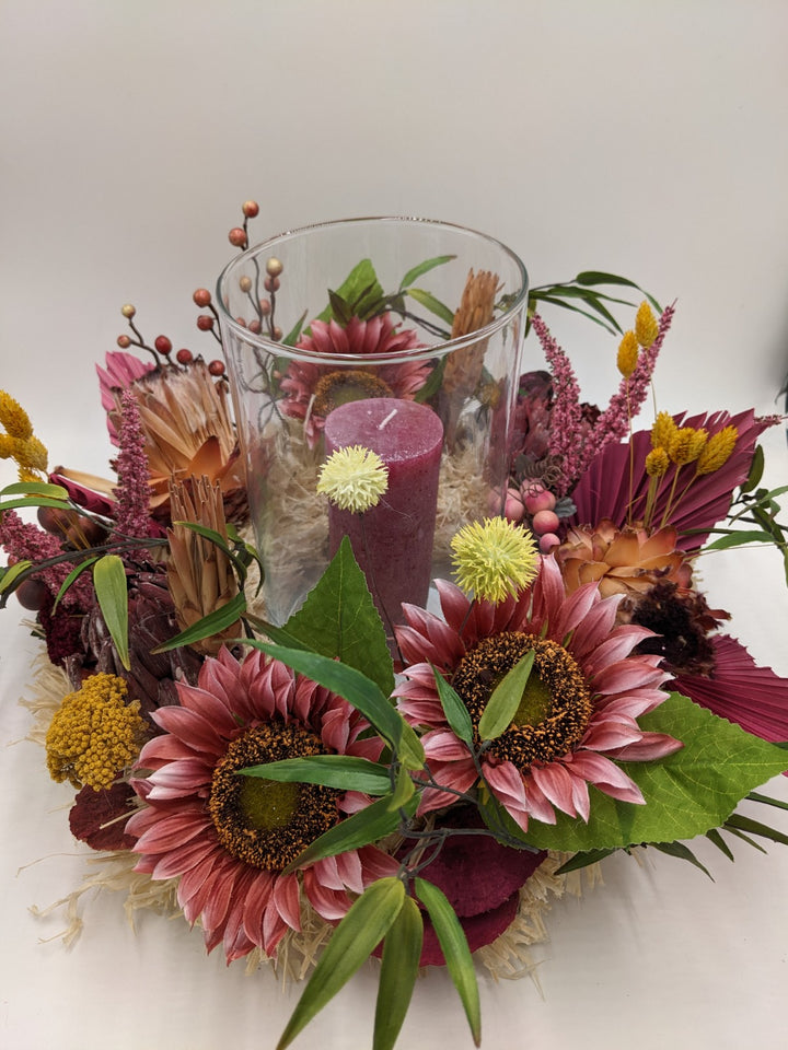 Tischgesteck Sommergesteck Windlicht Kerze Sonnenblumen Heide Beeren Gräser rosa gelb