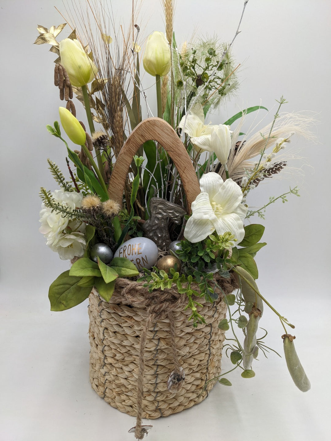 Tischgesteck Ostergesteck "frohe Ostern" Holzei Eier Hase Feder Tulpen Gräser weiß natur gold