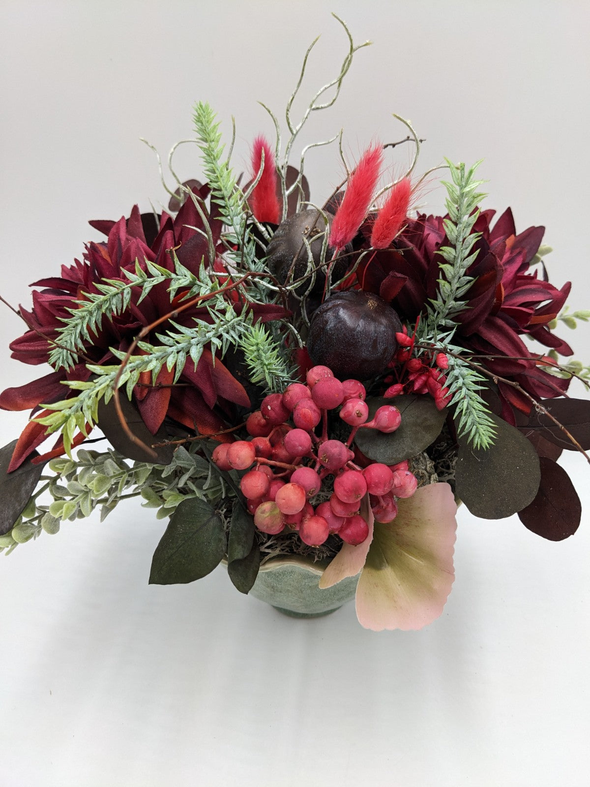 Herbstgesteck von oben: dunkelrote Dahlien, dunkle Feige, Beerendolde, Eukalyptus und rosé-grünes Blatt