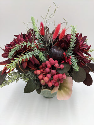 Herbstgesteck von oben: dunkelrote Dahlien, dunkle Feige, Beerendolde, Eukalyptus und rosé-grünes Blatt