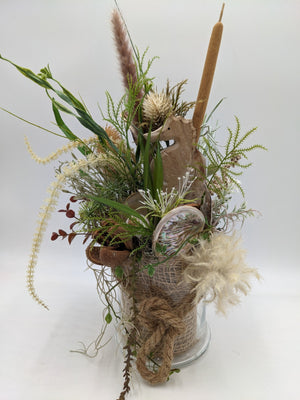 Maritimes Sommergesteck im Glastopf mit Jute und Kordel, Seepferdchen, Gräsern und Rohrkolben in Creme und Grün