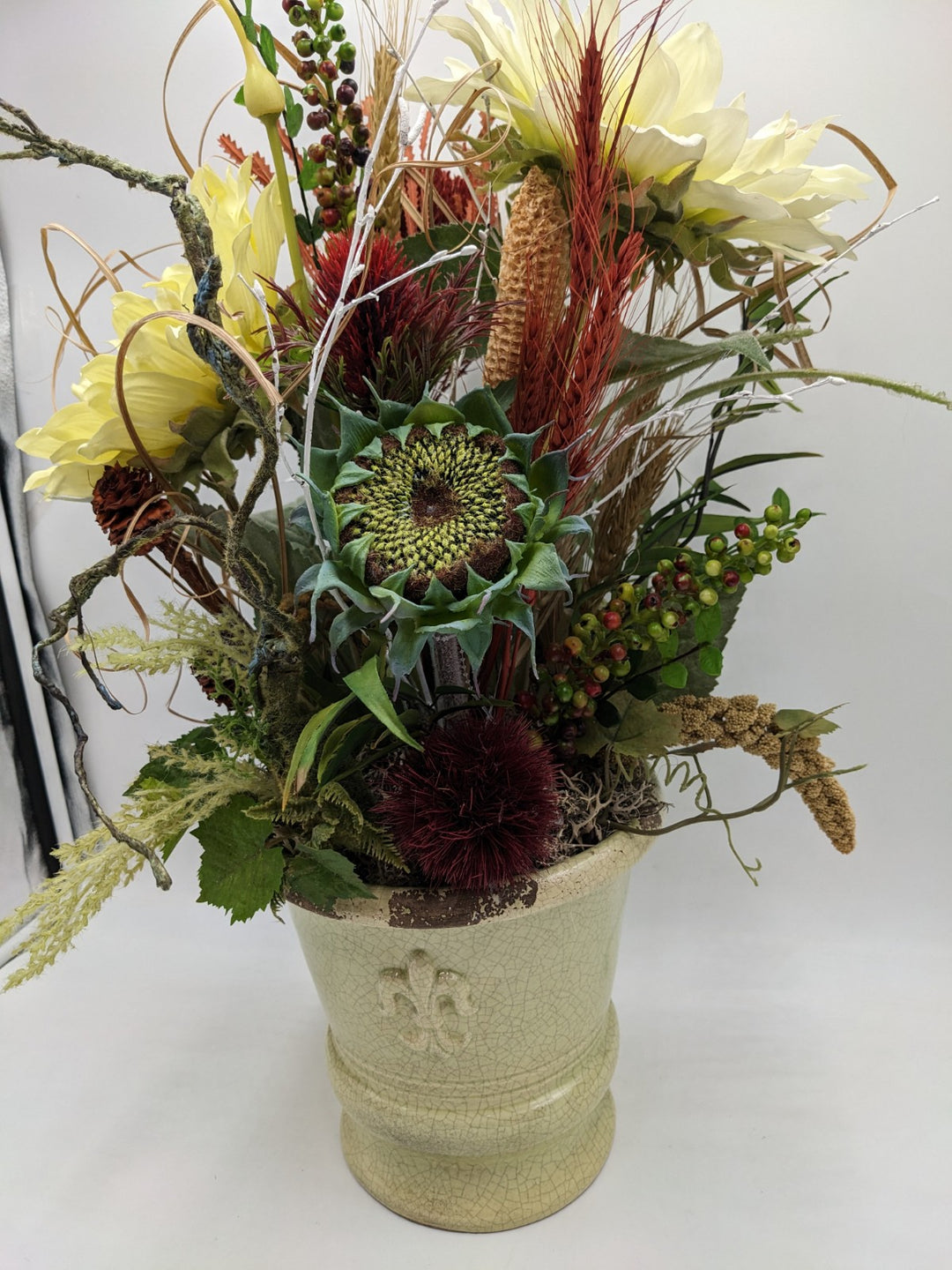 Sommergesteck Zapfen Sonnenblume Distel Beeren Gräser gelb