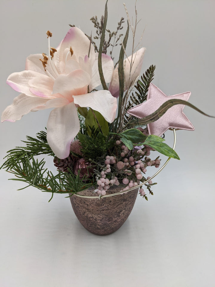 Weihnachtsgesteck Kugel Stern Zapfen Amaryllis Beeren Tanne rosa