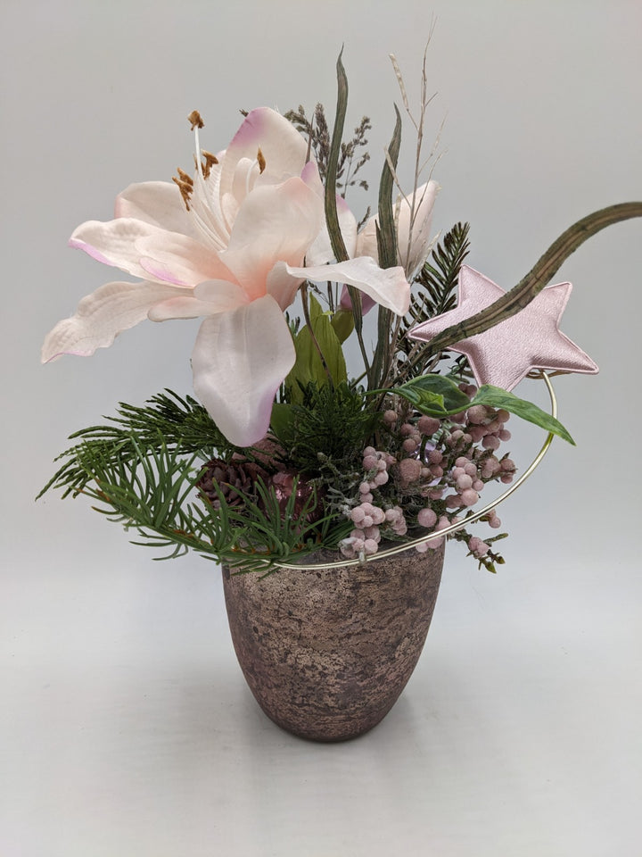 Weihnachtsgesteck Kugel Stern Zapfen Amaryllis Beeren Tanne rosa