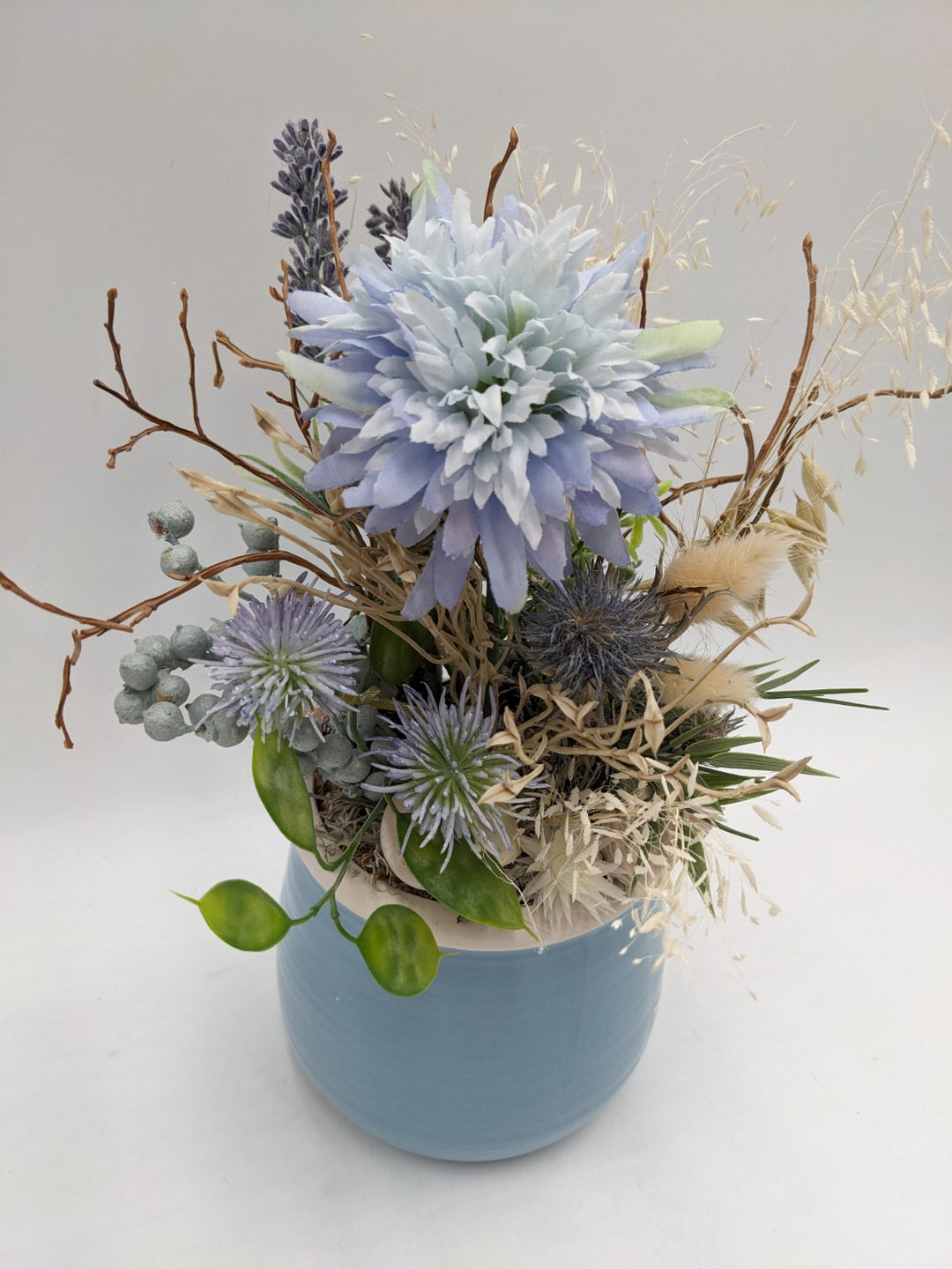 Sommergesteck Dahlie Distel Lavendel Gräser blau