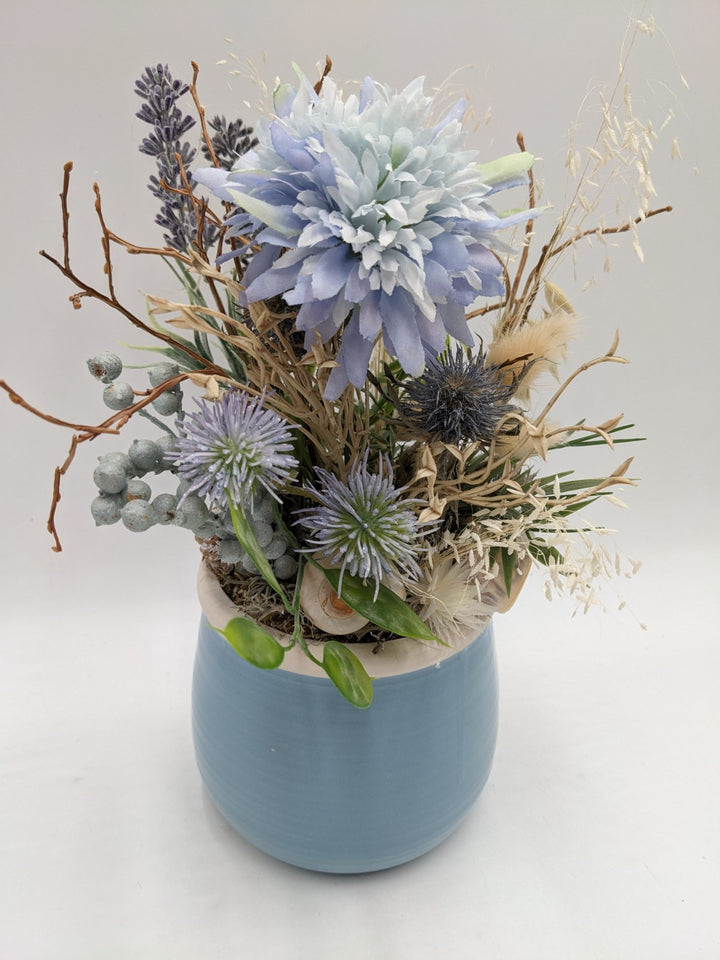 Sommergesteck Dahlie Distel Lavendel Gräser blau