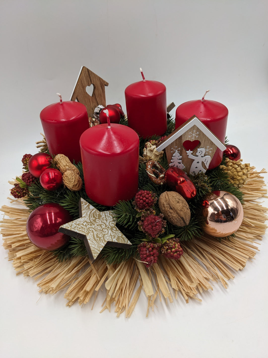 Adventsgesteck Adventskranz Kerzen Kugeln Stern Holzhaus rot