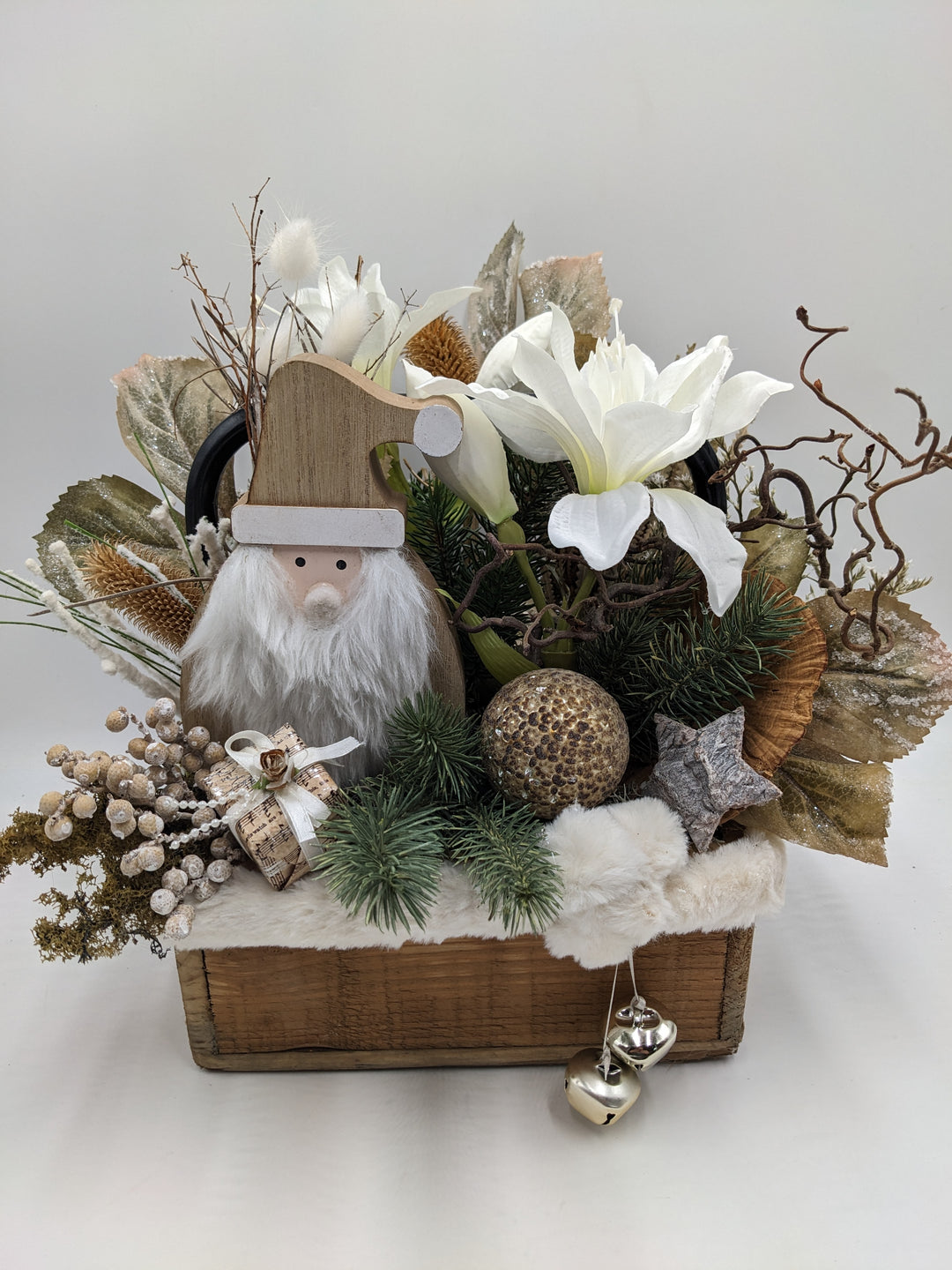 Weihnachtsgesteck Kugel Stern Weihnachtsmann weiß