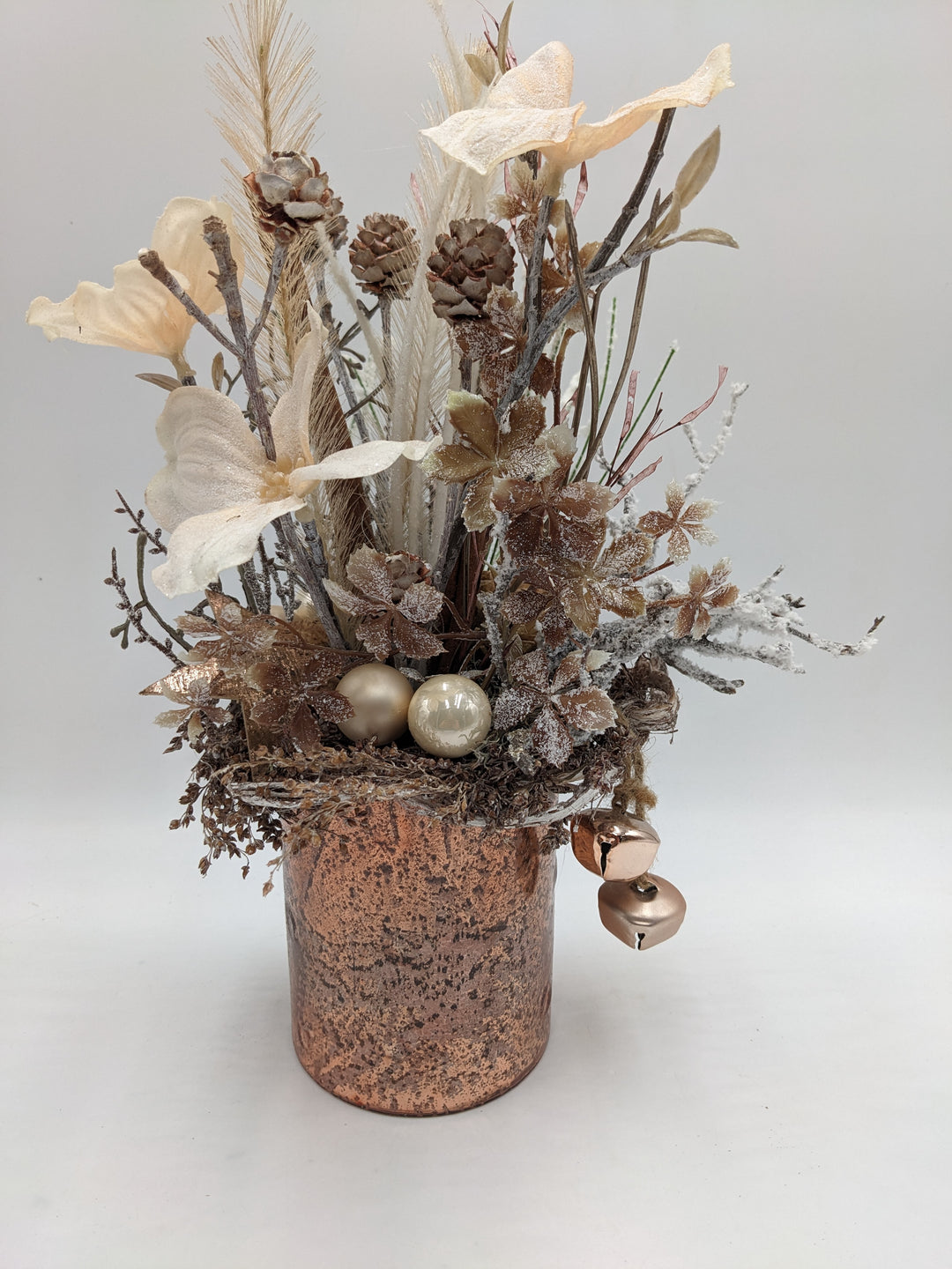 Weihnachtsgesteck Kugel Glocke Feder Amaryllis kupfer