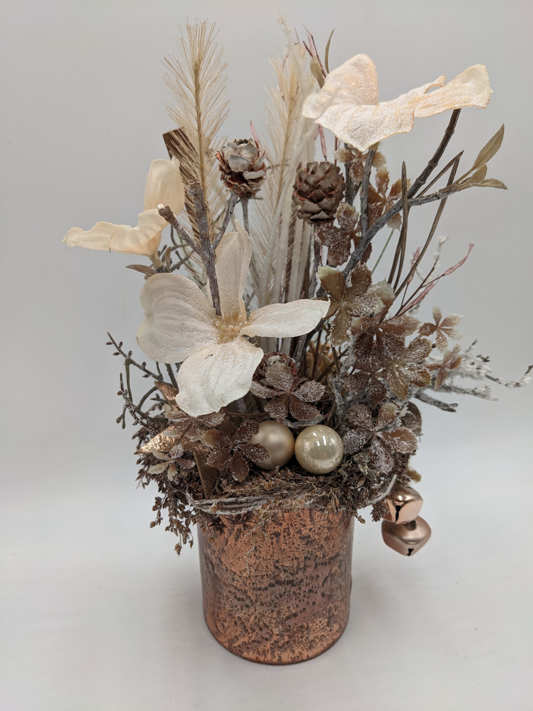 Weihnachtsgesteck Kugel Glocke Feder Amaryllis kupfer