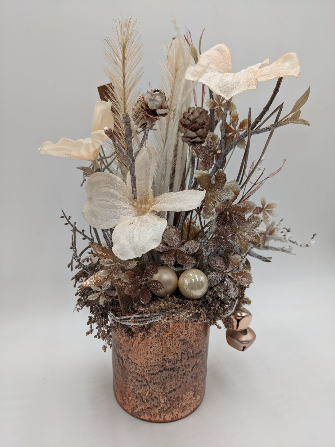 Weihnachtsgesteck Kugel Glocke Feder Amaryllis kupfer
