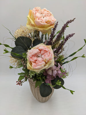 Gesteck von oben: rosa Rosen mit Kristallen, altrosa Hortensie, creme Dolden und rote Beeren im Topf