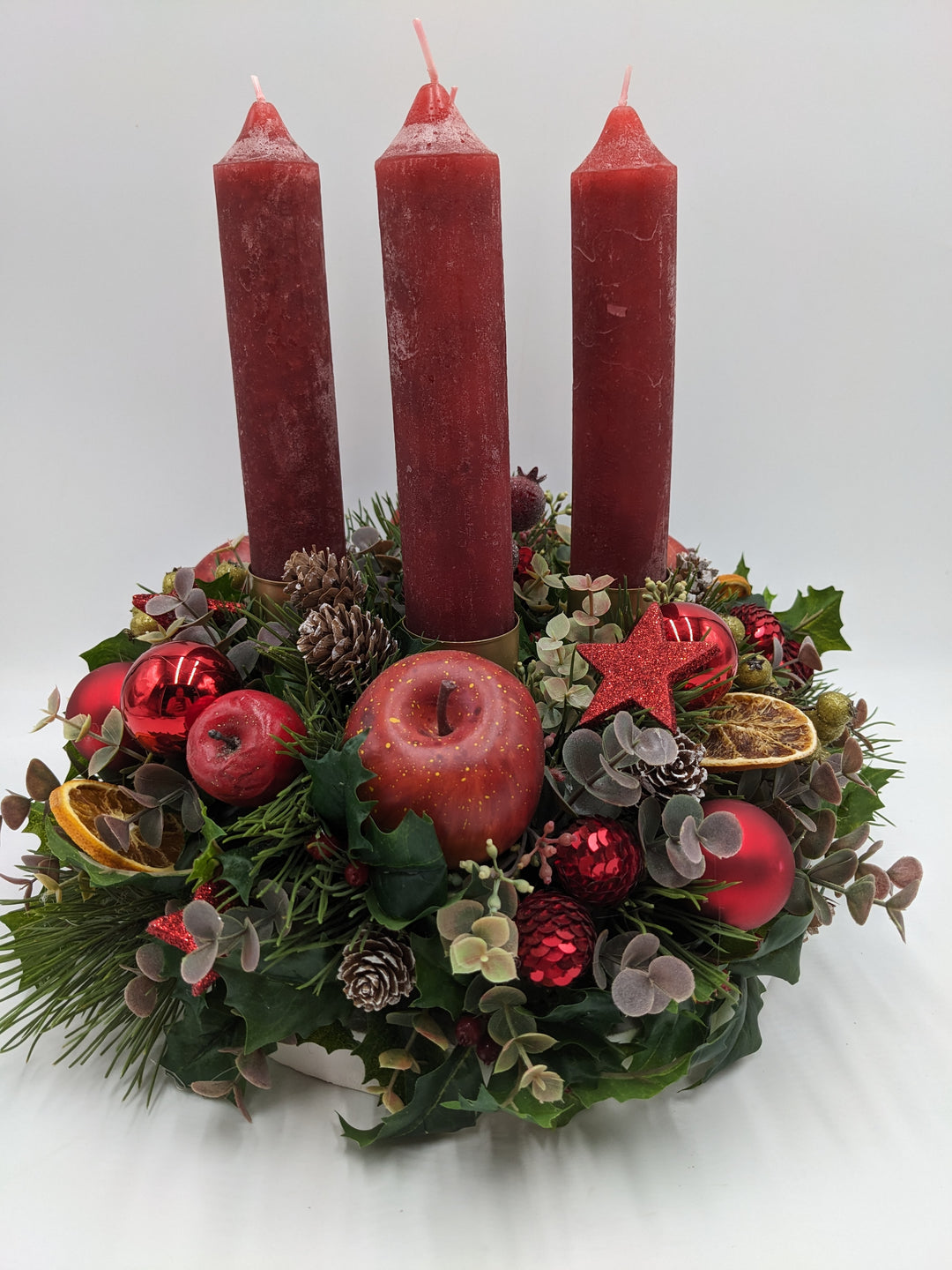 Adventskranz Kerze Kugel Apfel rot