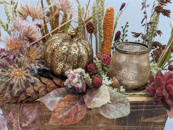 Herbstgesteck Teelicht Kürbis Zapfen gold