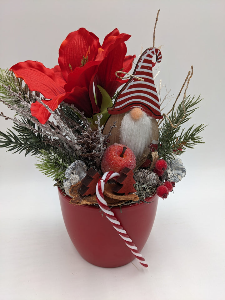 Weihnachtsgesteck Apfel Wichtel Amaryllis rot