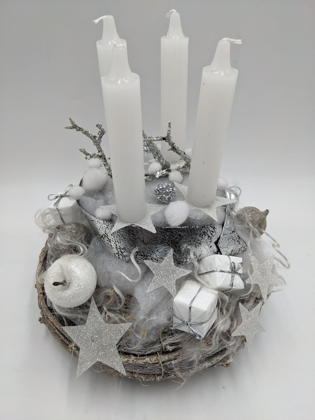 Adventskranz Sterne Apfel Geschenke weiß silber