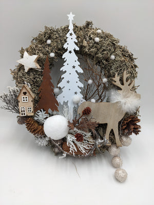 Winterkranz aus Moos mit weißem Metalltannenbaum, Holzhirsch, Holzhaus, Zapfen und weißen Wollkugeln