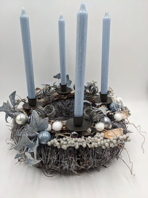 Adventskranz in Blau und Silber mit weißen Beerenzweigen, Schneebällchen und Efeu, seitliche Ansicht