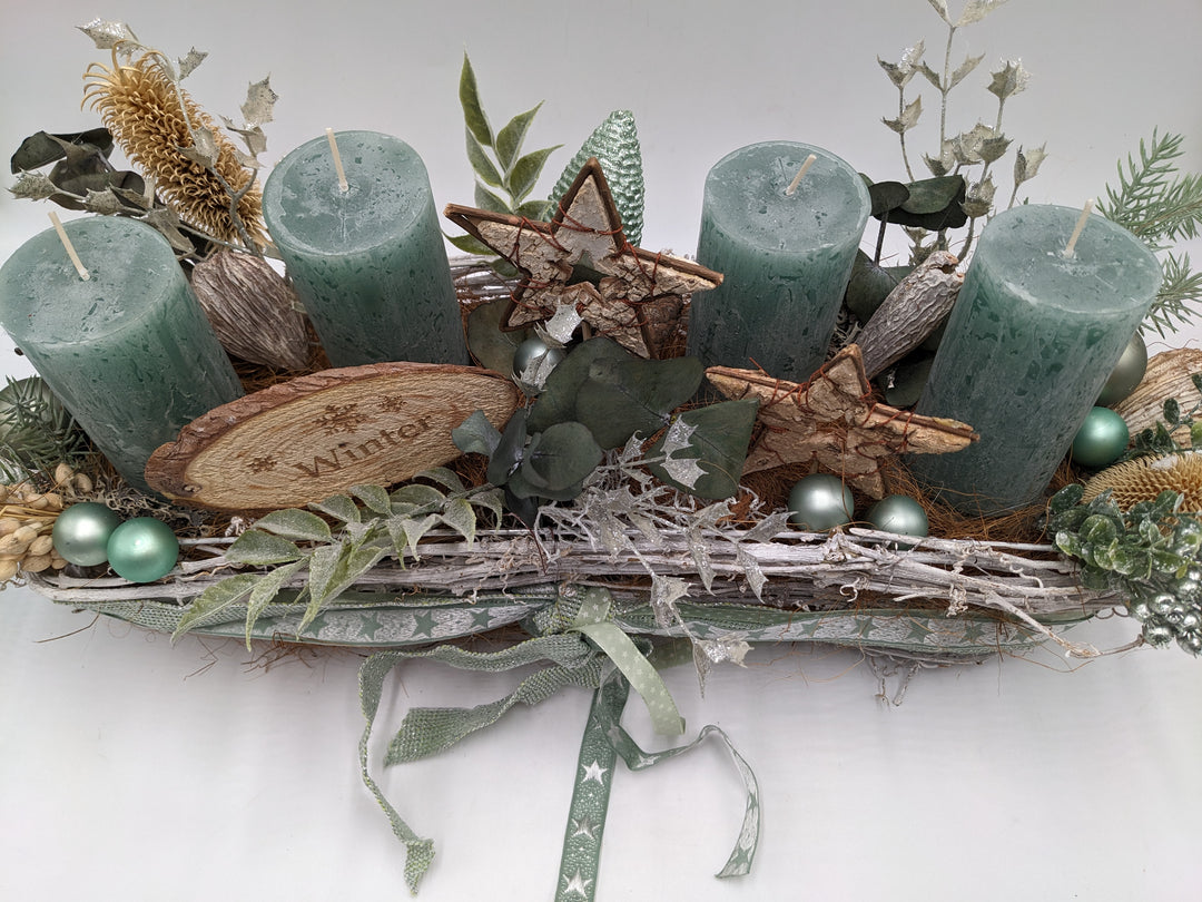 Adventsgesteck 4 Kerzen Sterne Kugeln Beeren mint natur