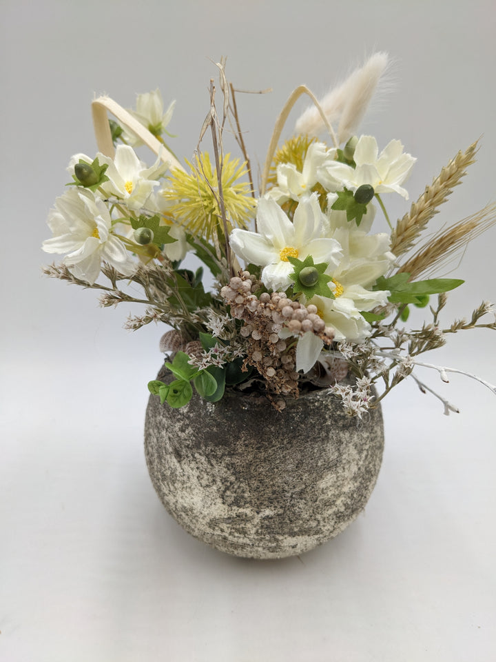 Frühlingsgesteck Schnecke Blüten Weizen weiß