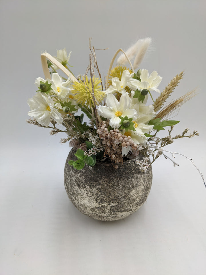 Frühlingsgesteck Schnecke Blüten Weizen weiß