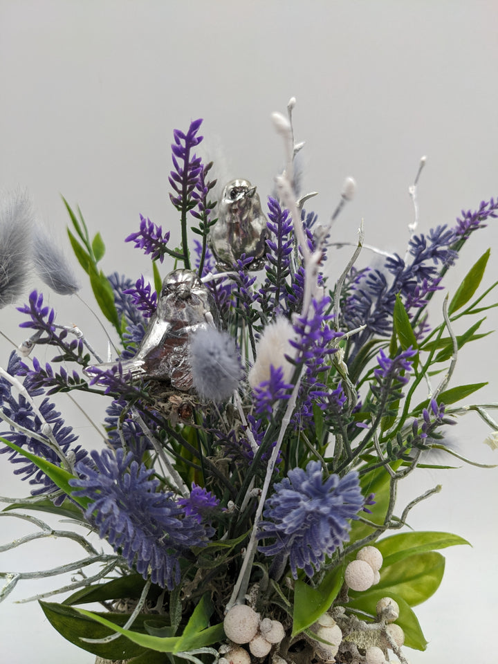 Sommergesteck Vogel Lavendel silber