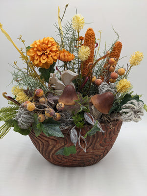 Herbstgesteck von vorn: braune Holzpilze, Beeren, Efeu und Farn vor orangefarbenen Kolben und Blüten