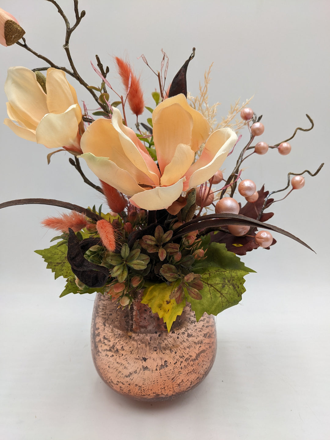 Sommergesteck Magnolie Beiwerk Beeren apricote