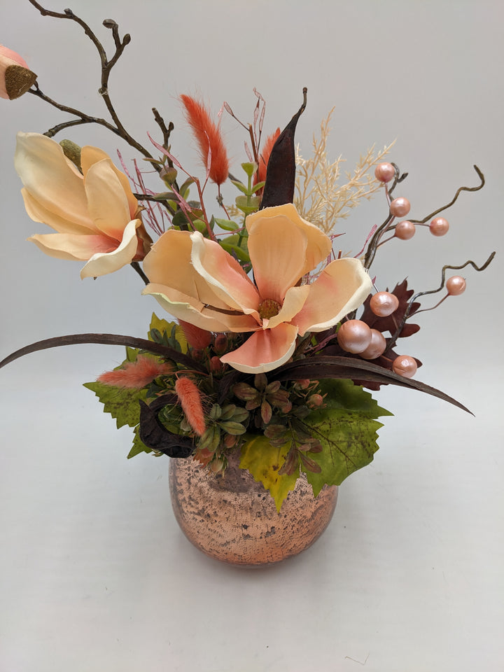 Sommergesteck Magnolie Beiwerk Beeren apricote