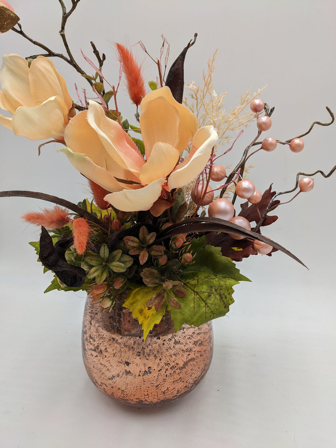 Sommergesteck Magnolie Beiwerk Beeren apricote