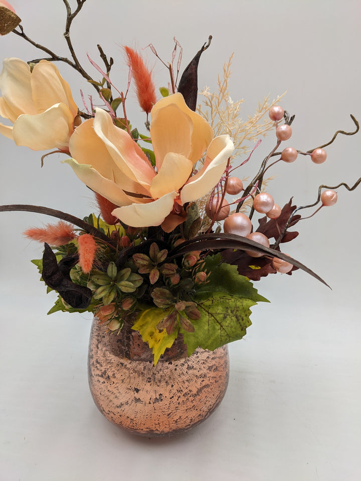 Sommergesteck Magnolie Beiwerk Beeren apricote