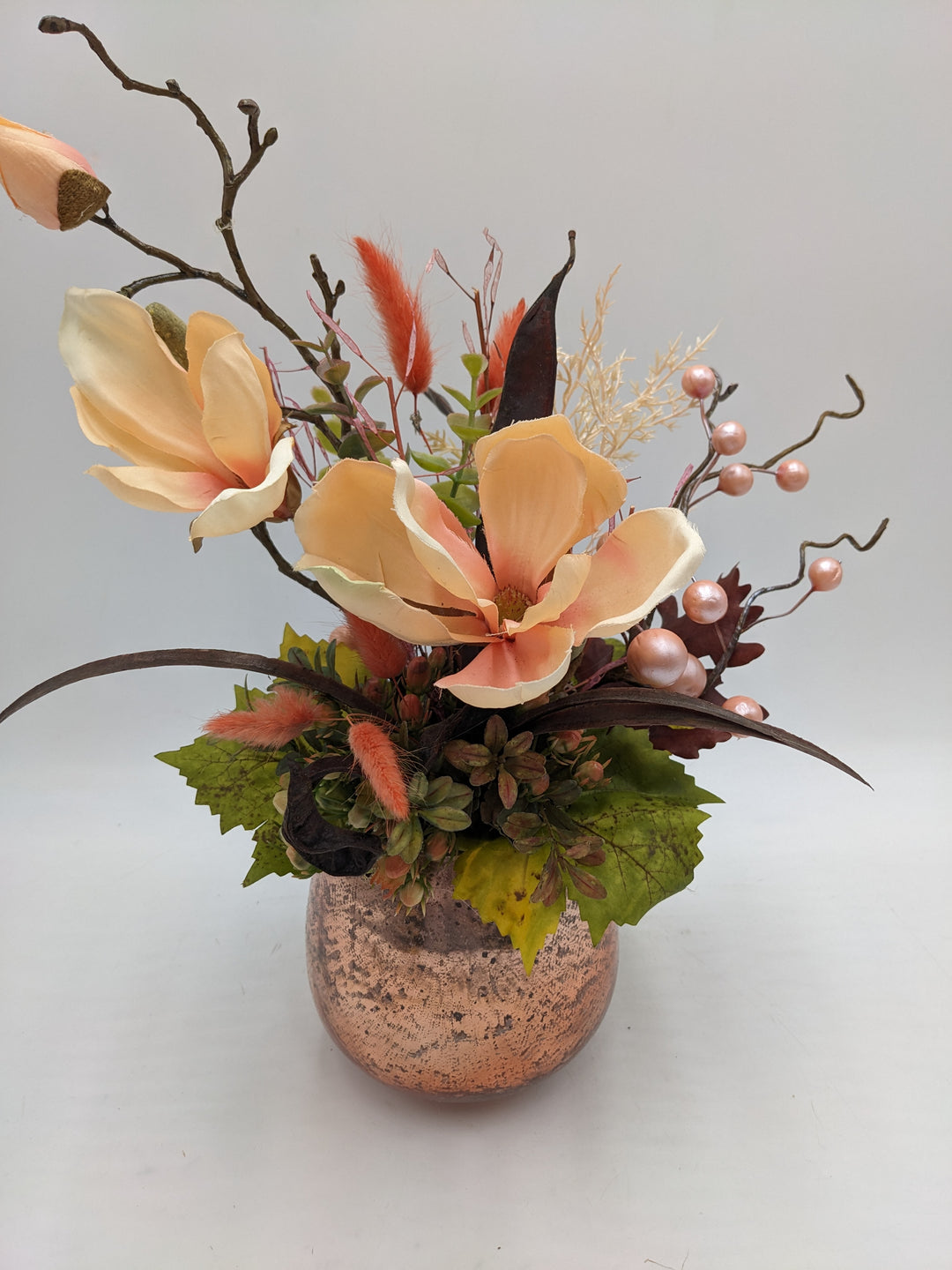 Sommergesteck Magnolie Beiwerk Beeren apricote