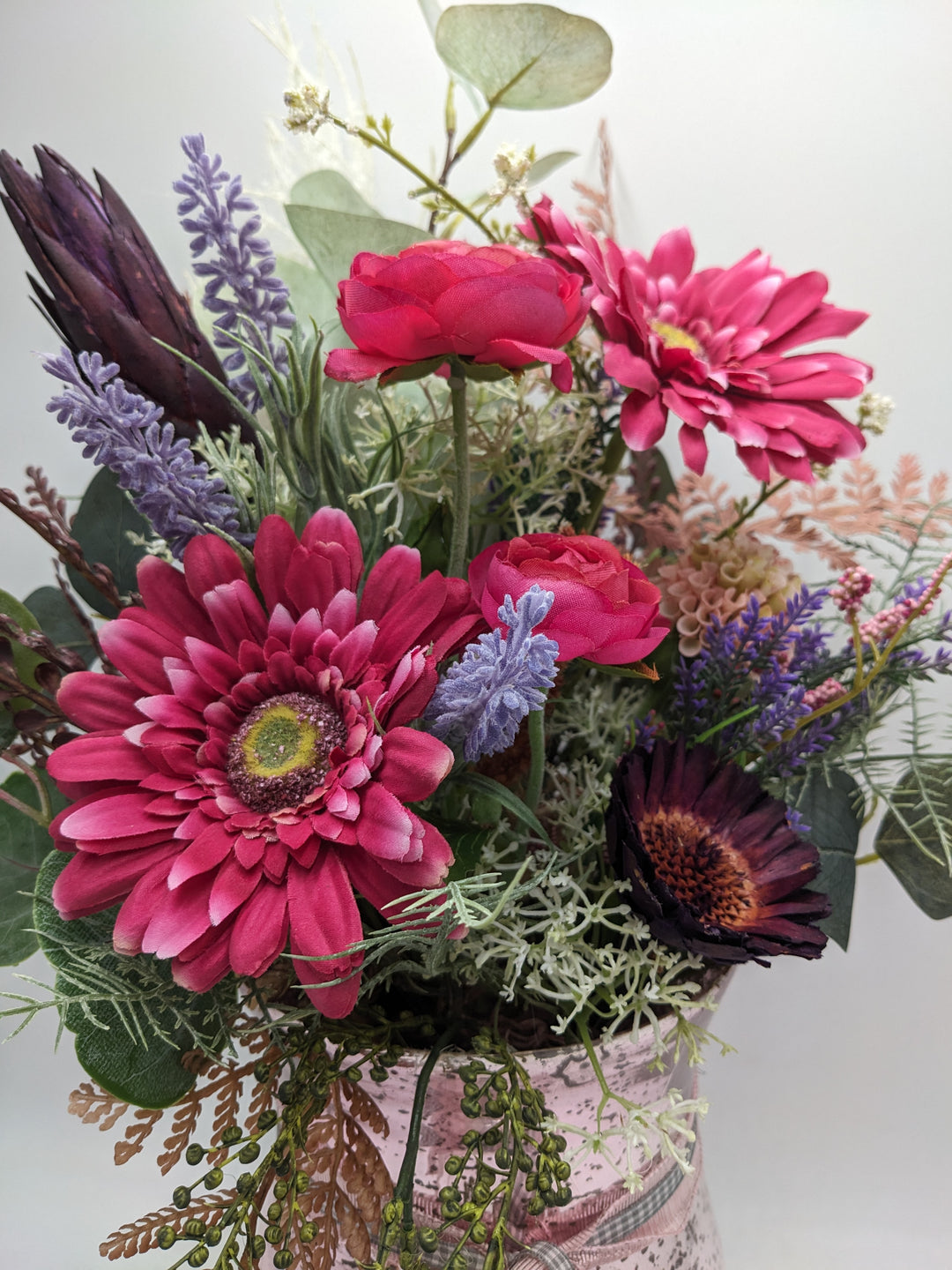 Sommergesteck Gerbera Ranunkel Farn rosa