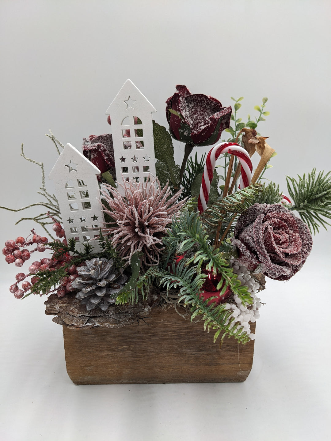 Weihnachtsgesteck Kugel Rose Zuckerstange rot