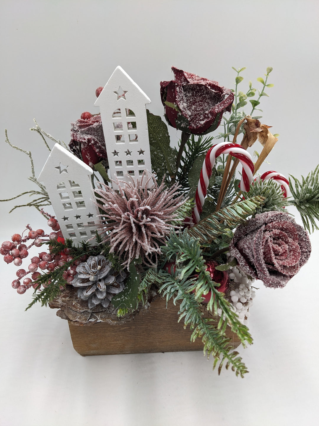 Weihnachtsgesteck Kugel Rose Zuckerstange rot