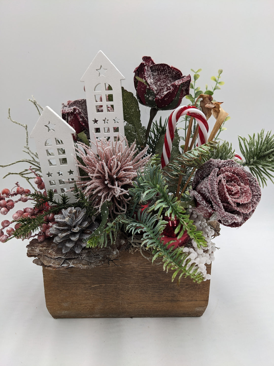 Weihnachtsgesteck Kugel Rose Zuckerstange rot